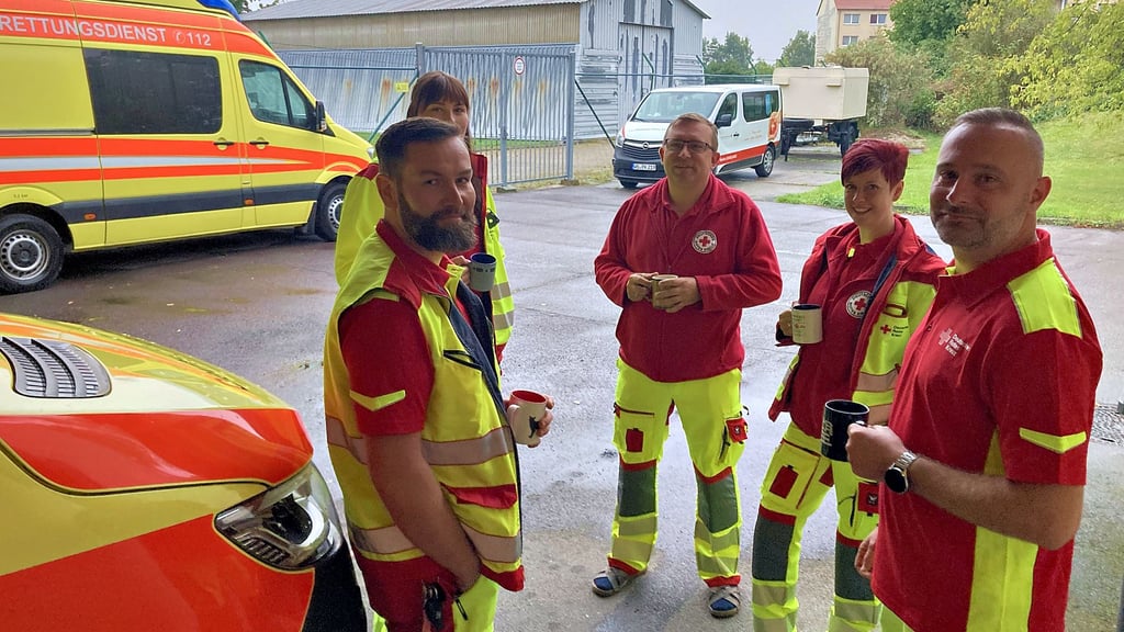 Schichtwechsel in der Rettungswache Gräfenhainichen: Frank Schneider, Lucie Frömmichen, Daniel Müller, Julia Wegener und Mike Hensel (v.l.n.r.)