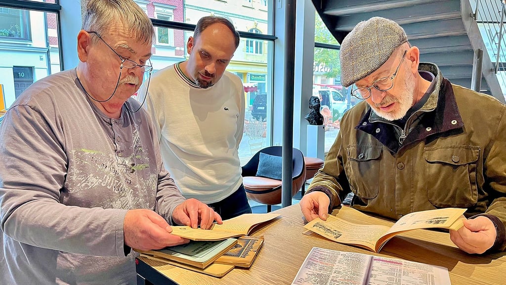 Matthias Jonack, Petrik Wittwika und Jost Heisig (von links) beim Fachsimpeln: Konkret: Es wurde die Roßschlächterei in Zeitz gesucht.