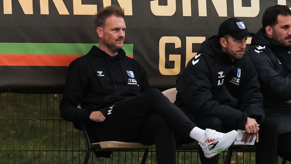 Markus Fiedler (li.), Cheftrainer vom 1. FC Magdeburg, beobachtet das Testspieldebakel seiner Mannschaft.