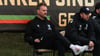 Markus Fiedler (li.), Cheftrainer vom 1. FC Magdeburg, beobachtet das Testspieldebakel seiner Mannschaft.