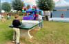 Die neue Tischtennisplatte aus Beton wurde beim Erntefest in Windberge eingeweiht.