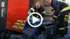 Finale beim Kronkorkensammeln: Die Kameraden der Feuerwehr Dölbau - Wehrleiter Christoph Schmidt, Sprecher Michael Drews und Wehrleiter-Stellvertreter Stefan Blasinski (v.l.) - sind am Mittwoch zu einem besonderen Einsatz zum Schrottplatz der Scholz Recycling GmbH im Trothaer Hafen ausgerückt.