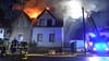 Die Feuerwehrleute bekämpfen die Flammen in Haldensleben – ein Übergreifen auf benachbarte Häuser kann jedoch nicht verhindert werden.