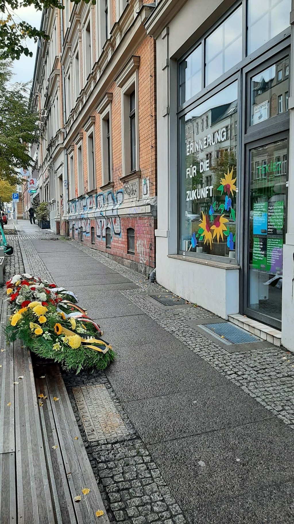 Auch vor dem Tekiez und dem Luwu gibt es Kränze.