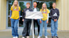 Das Team  der 7. Klasse der Sekundarschule Heinrich Heine zeigen das Modell ihres Satelliten, das in Magdeburg bei den „Explore Science“ Naturwissenschafts-Erlebnistagen gewonnen hat. Von links:  Hanna Sophie Krüger, Rico Murchi, Lehrer Jan Scholkofsky, Mira Jenny Horich, Jonas Kotlarek