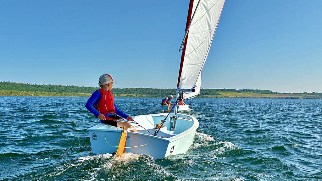 Die Wassersportschule am Concordia See – hier ein Segelboot für Kinder – wird gut angenommen.