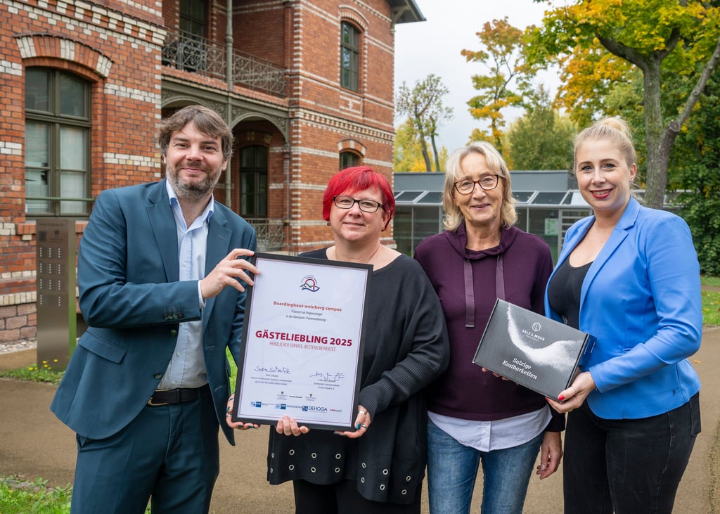 Martin Schulze, Geschäftsführer des Landestourismusverband Sachsen-Anhalt e.V. (links) und Marie-Kristin Gering, Leiterin Destinationsmanagement der Stadtmarketing Halle (Saale) GmbH (rechts) überreichten die Auszeichnung an Gästemanagerin Carina Aderhold (2.v.l.) und Angelika Kriedemann (2.v.r.), Prozesskoordinatorin WEG-Verwaltung & gewerbliche Vermietung der GWG Halle-Neustadt.