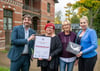 Martin Schulze, Geschäftsführer des Landestourismusverband Sachsen-Anhalt e.V. (links) und Marie-Kristin Gering, Leiterin Destinationsmanagement der Stadtmarketing Halle (Saale) GmbH (rechts)  überreichten die Auszeichnung an Gästemanagerin Carina Aderhold (2.v.l.) und Angelika Kriedemann (2.v.r.), Prozesskoordinatorin WEG-Verwaltung & gewerbliche Vermietung der GWG Halle-Neustadt.