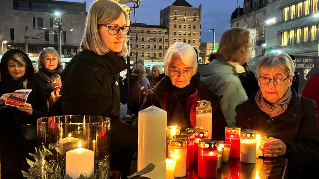 Auf dem Marktplatz in Halle wird am Abend der Opfer des Anschlags heute vor sechs Jahren gedacht.