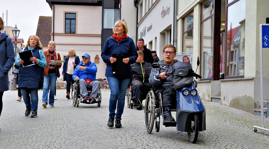 Die Tour startete auf dem Marktplatz und führte dann in die Wallstraße und die Hallesche Straße.