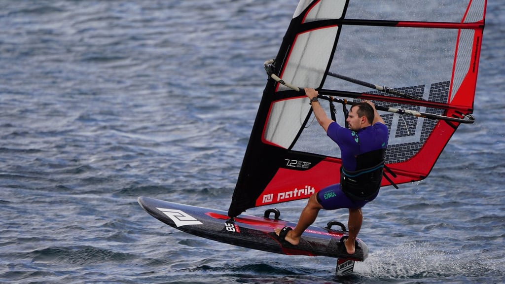 Windsurfer Michele Becker beim Foil-Slalom World Cup. Wegen anhaltender Rückenprobleme reiste der Profi-Sportler nun nach Burg, um sich in der Helios Klinik Jerichower Land behandeln zu lassen.