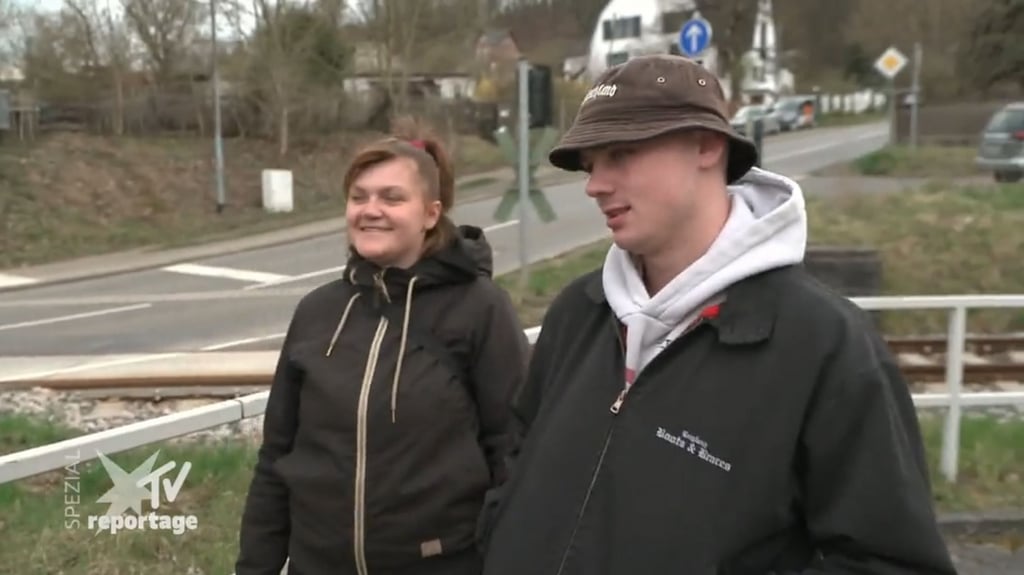 Jasmin Ritter (links) und Halbbruder Leon sowie Jasmins Ex-Freund Benny mussten sich vor dem Amtsgericht Gera wegen schwerer Körperverletzung verantworten.