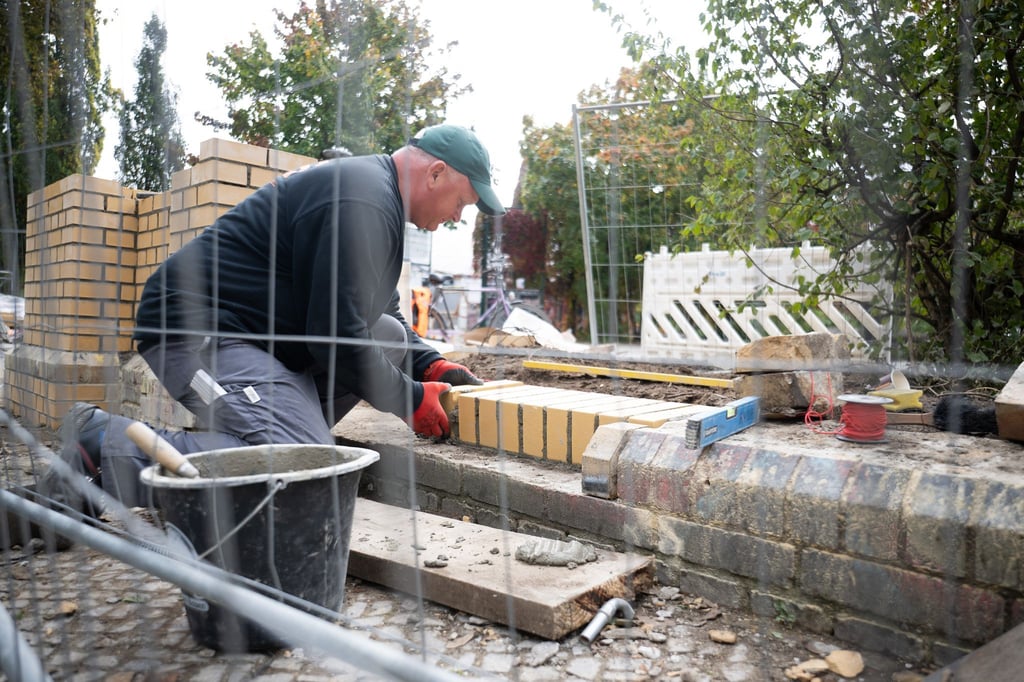 Es geht voran mit den Bauarbeiten: Bis Jahresende soll der Görlitzer Park umzäunt sein.
