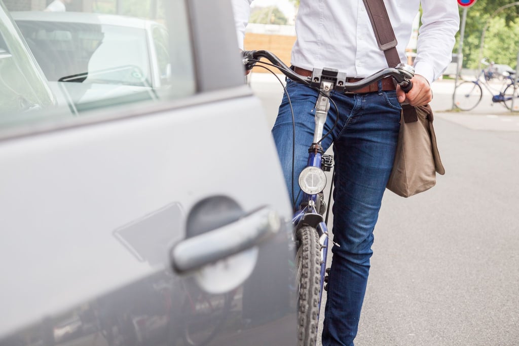 Viele Radwege führen an parkenden Autos vorbei. Mit Rücksicht und dem „Holländischen Griff“ sinkt die Gefahr von sogenannten Dooring-Unfällen.
