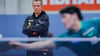 Tischtennis-Bundestrainer Jörg Roßkopf beim Training mit Nationalspieler Dang Qiu.