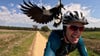Radfahrer Shane Miller testet einen „PieProof“-Helm gegen Magpie-Angriffe.