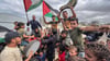 Palästinenser feiern im Lager Nusairat nach der Bekanntgabe, dass Israel und die Hamas der ersten Phase eines Friedensplans zur Unterbrechung der Kämpfe zugestimmt haben.