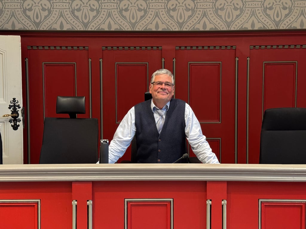 Detlev Bortfeld an seinem langjährigen Arbeitsplatz: Auf dem Richterstuhl im Saal 123 des Landgerichts Halle leitete er unzählige Verhandlungen.