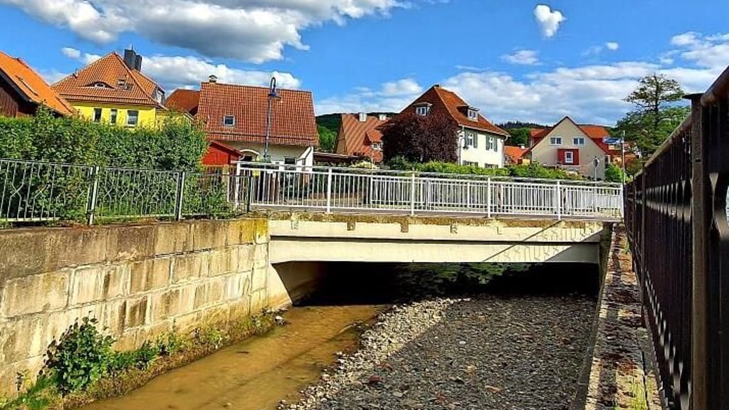 Deutlich zu erkennen: Der Unterbau der Kruskabrücke in Wernigerode ragt zu tief ins Flussbett der Holtemme. Bei Hochwasser ist das problematisch.