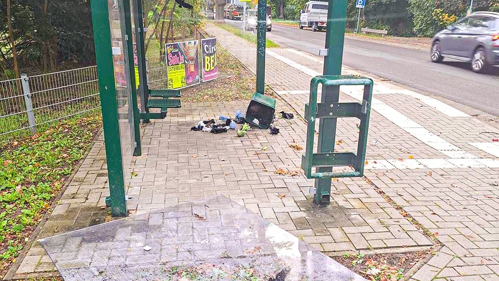 In der Nacht auf Donnerstag haben Unbekannte oder hat ein Unbekannter erneut die Bushaltestelle an der Lindenstraße in Seehausen (Altmark) demoliert.
