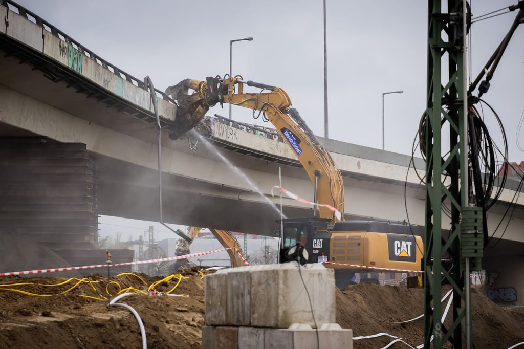 Die alte Ringbahnbrücke wurde im Frühjahr abgerissen. Nun gibt es ein Datum für den Start des Neubaus. (Archivbild)