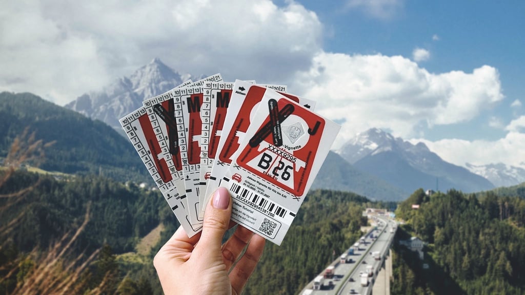 Ein letztes mal kleben: Die Autobahnmaut-Vignetten für 2026 in Österreich sind feuerrot.