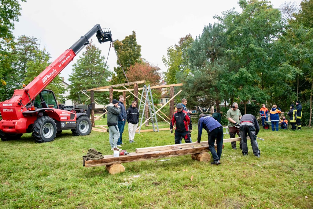 Bei einem großen Arbeitseinsatz haben 50 Freiwillige am vergangenen Wochenende den Spielplatz in Mosigkau auf Vordermann gebracht. Die offizielle Einweihung ist mit einem Halloween-Fest geplant.