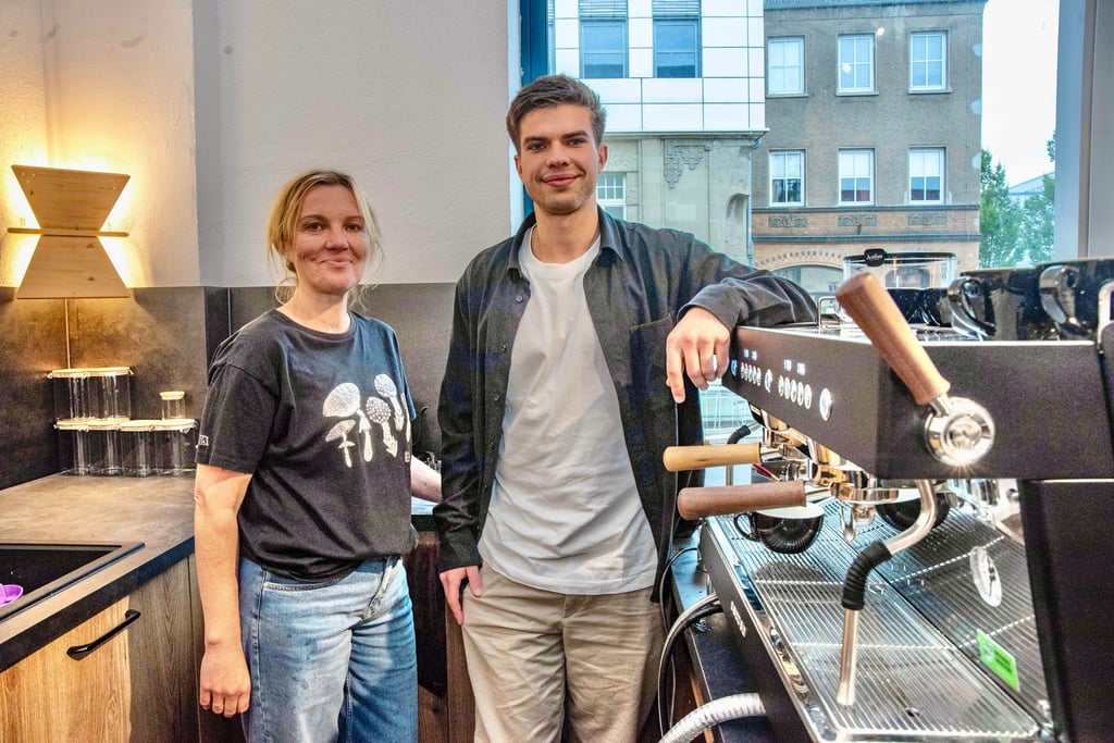 Renars Uscins mit seiner Mutter Aija in „10/23“ in der Dessauer Wallstraße.