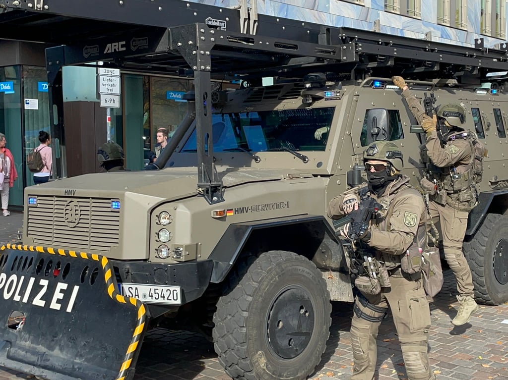 Mit solch einem Panzerfahrzeug rückten die Sondereinsatzkräfte in Könnern an.