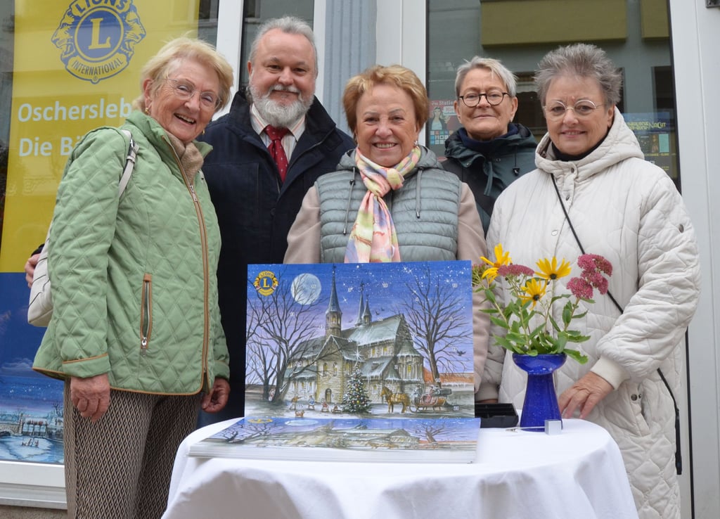 Die Mitglieder des Lions Club Oschersleben „Die Börde“ und der Künster Kay Elzner präsentieren den diesjährigen Adventskalender für den guten Zweck.