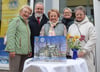 Die Mitglieder des Lions Club Oschersleben „Die Börde“ und der Künster Kay Elzner  präsentieren den diesjährigen Adventskalender für den guten Zweck.