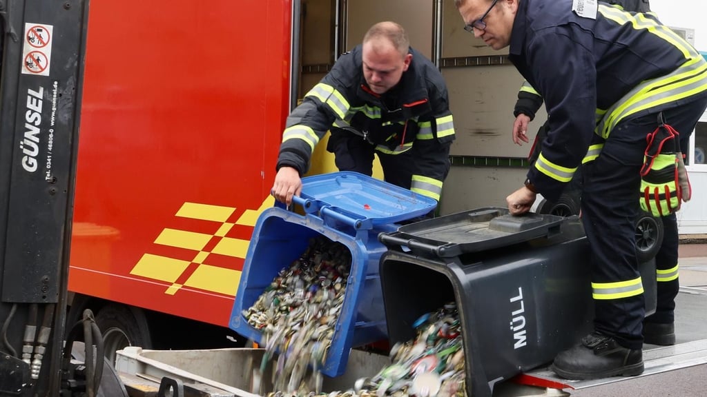 Finale beim Kronkorkensammeln: Die Kameraden der Feuerwehr Dölbau - Wehrleiter Christoph Schmidt, Sprecher Michael Drews und Wehrleiter-Stellvertreter Stefan Blasinski (v.l.) - sind am Mittwoch zu einem besonderen Einsatz zum Schrottplatz der Scholz Recycling GmbH im Trothaer Hafen ausgerückt.