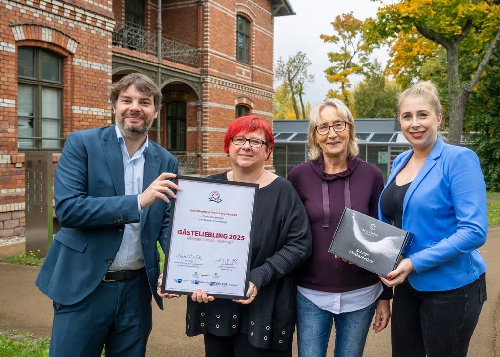 Martin Schulze, Geschäftsführer des Landestourismusverband Sachsen-Anhalt e.V. (links) und Marie-Kristin Gering, Leiterin Destinationsmanagement der Stadtmarketing Halle (Saale) GmbH (rechts) überreichten die Auszeichnung an Gästemanagerin Carina Aderhold (2.v.l.) und Angelika Kriedemann (2.v.r.), Prozesskoordinatorin WEG-Verwaltung & gewerbliche Vermietung der GWG Halle-Neustadt. 