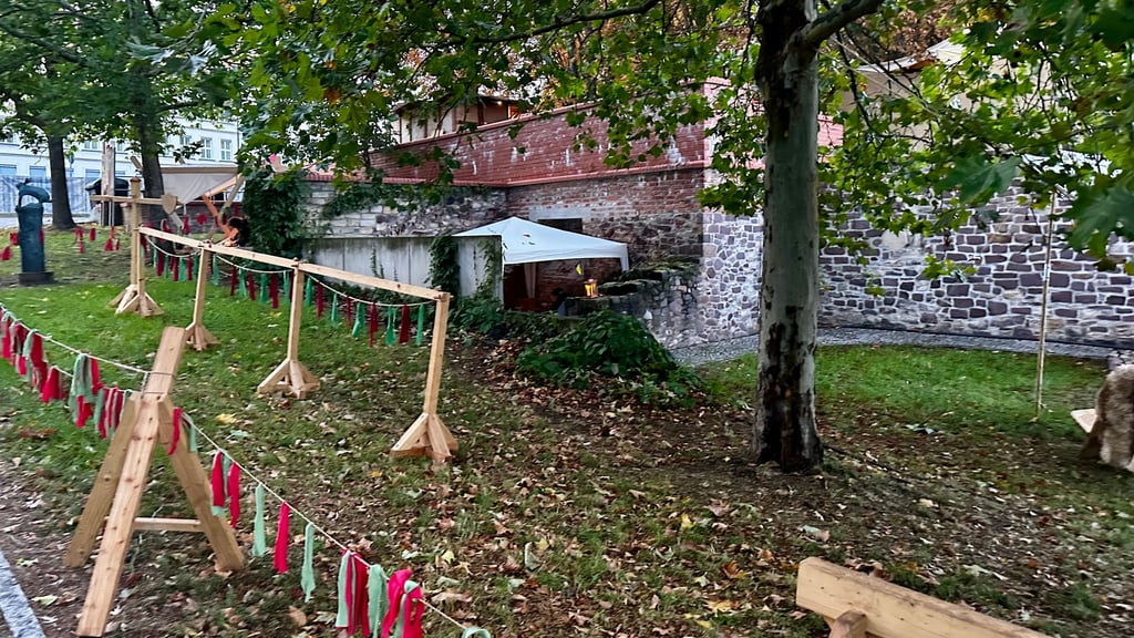 Beim Kaiser-Otto-Fest wurde die Grünfläche mit den Mauerresten des einstigen Dompredigerhauses am Gouvernementsberg in Magdeburg teilweise mitbespielt.