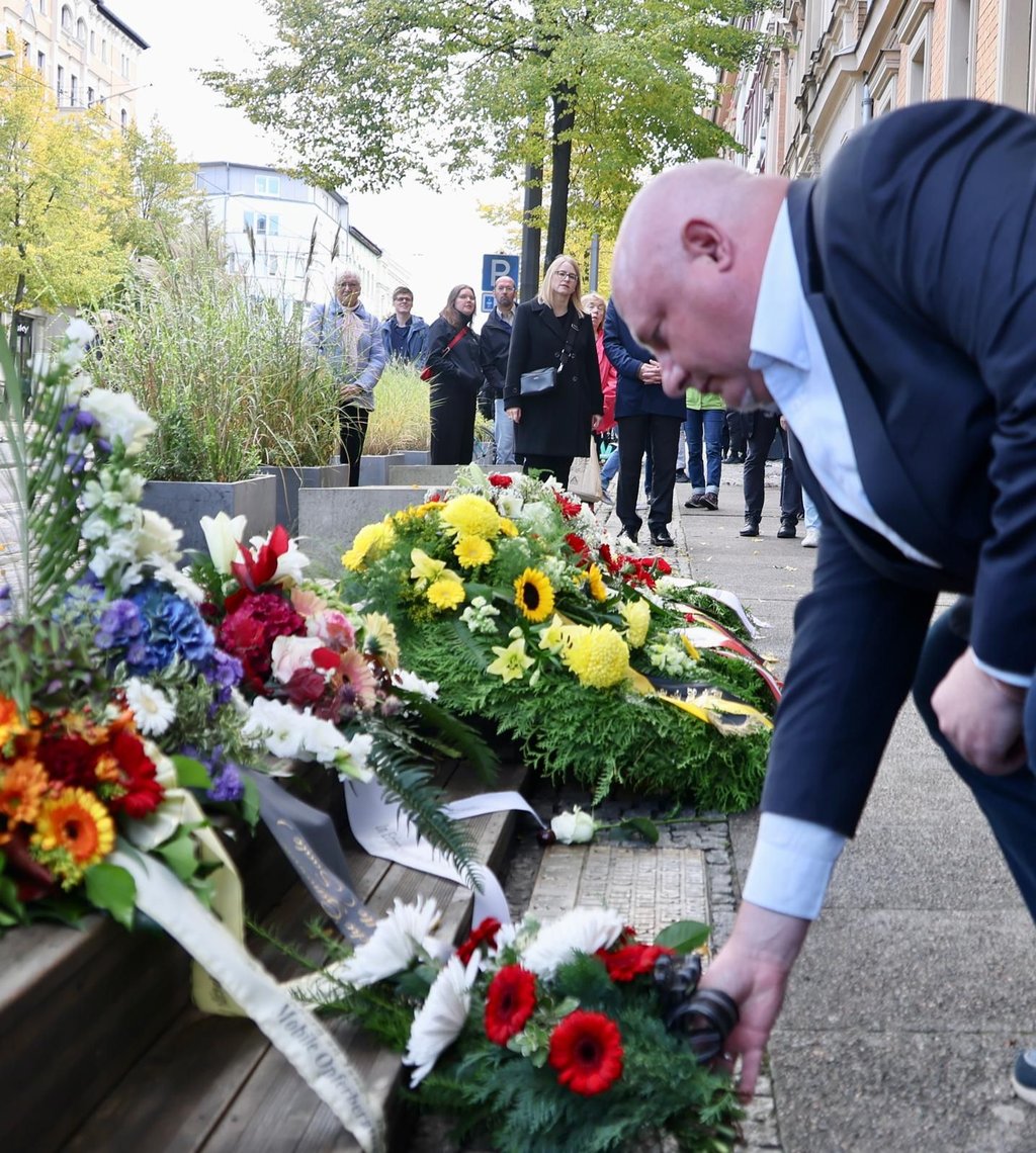 Auch hier werden zahlreiche Blumen und Kränze niedergelegt.
