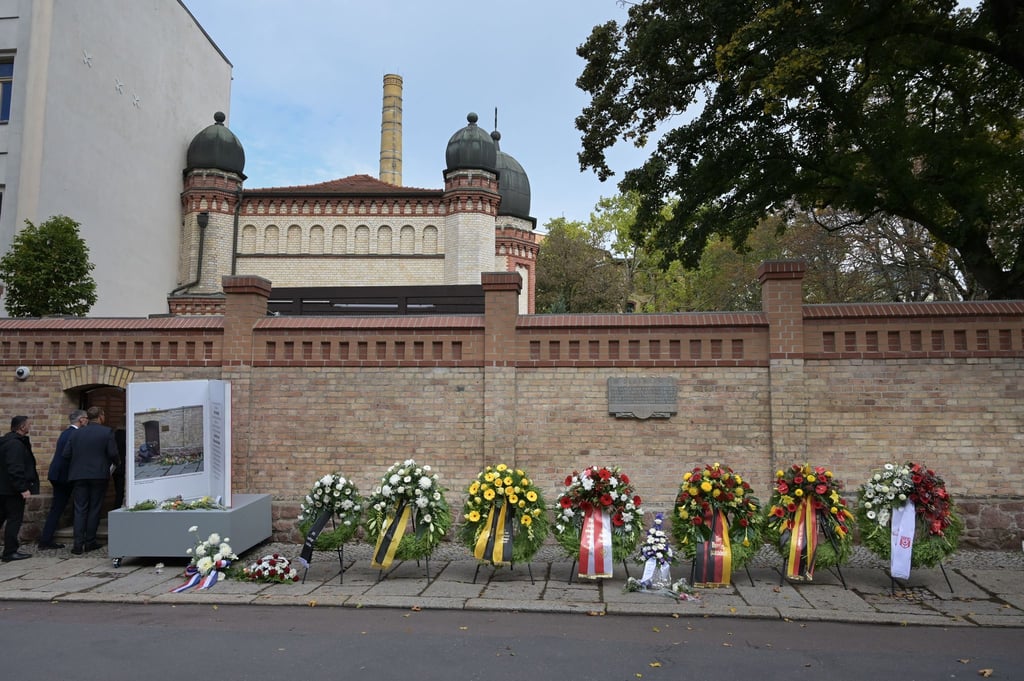 Mit Glockenläuten, Gebeten und einem stillen Gedenkrundgang erinnert Halle an die Opfer des Anschlags von 2019 (Archivbild)