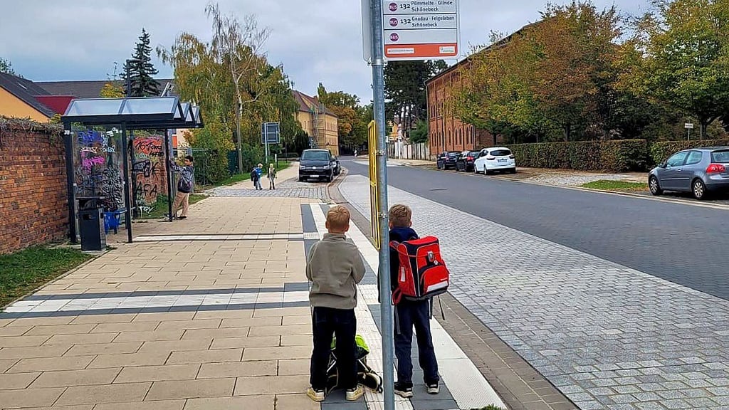 Bushaltestelle in der Barbyer Schloßstraße unweit der Grundschule. Von hier fährt auch der Schulbus ab.