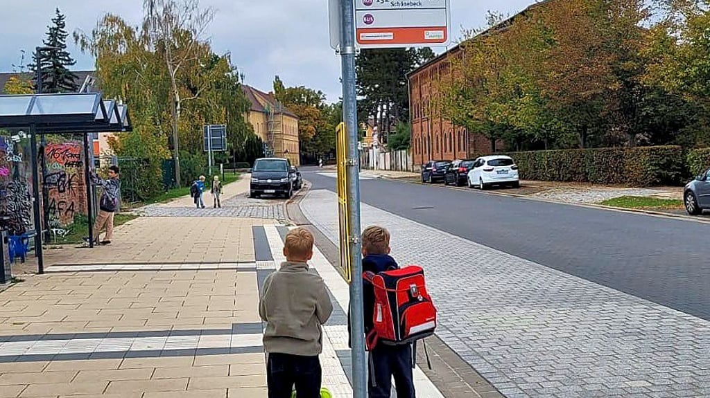 Bushaltestelle in der Barbyer Schloßstraße unweit der Grundschule. Von hier fährt auch der Schulbus ab.