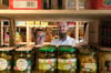Sandy Hoppert (l.) und Marius Schiel, Betreiber des personallosen Einkaufsladens „Unser Schopp“, in der Gemeinde Muldestausee.