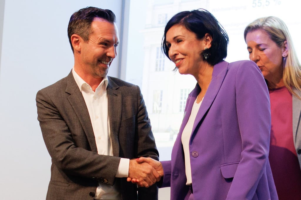 In der Stichwahl der Oberbürgermeisterwahl in Potsdam treten SPD-Kandidat Severin Fischer (l) und die parteilose Bewerberin Noosha Aubel gegeneinander an. In der ersten Runde lag Aubel vorn. (Archivbild)