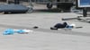 Die Polizei hat auf einer belebten Einkaufsstraße in Düsseldorf einen bewaffneten Mann niedergeschossen und schwer verletzt.