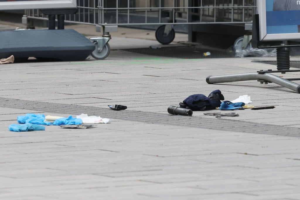 Die Polizei hat auf einer belebten Einkaufsstraße in Düsseldorf einen bewaffneten Mann niedergeschossen und schwer verletzt.