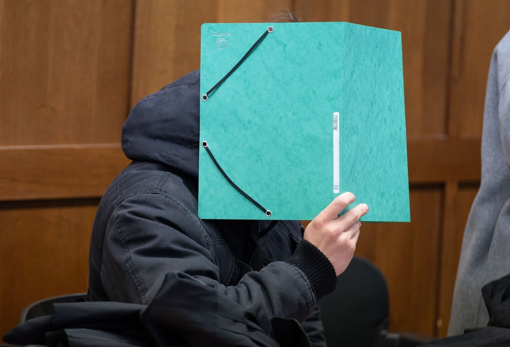 Der Angeklagte erhält nach seiner rassistischen Tat in einer NS-Gedenkstätte eine Bewährungsstrafe.