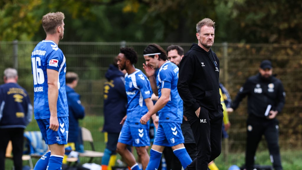 Allein unter Spielern: Trainer Markus Fiedler erlebte einen schlimmen Donnerstag mit dem 1. FC Magdeburg - es war zugleich sein letzter im Amt.