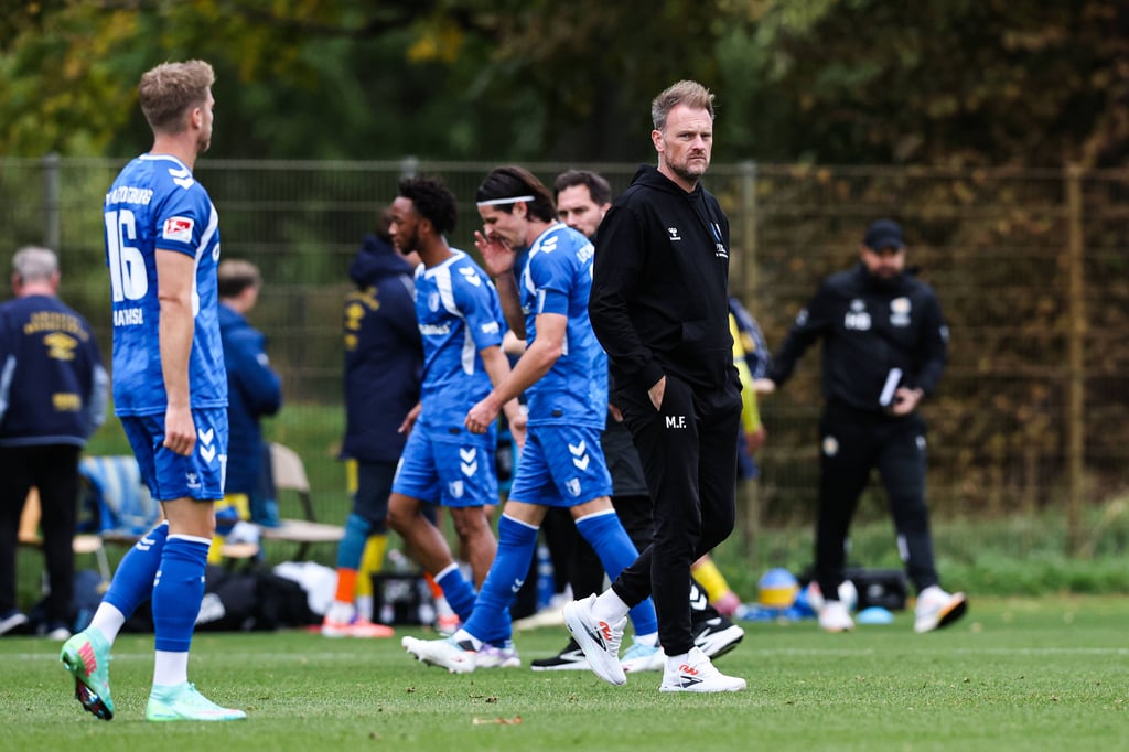 Allein unter Spielern: Trainer Markus Fiedler erlebte einen schlimmen Donnerstag mit dem 1. FC Magdeburg - es war zugleich sein letzter im Amt.