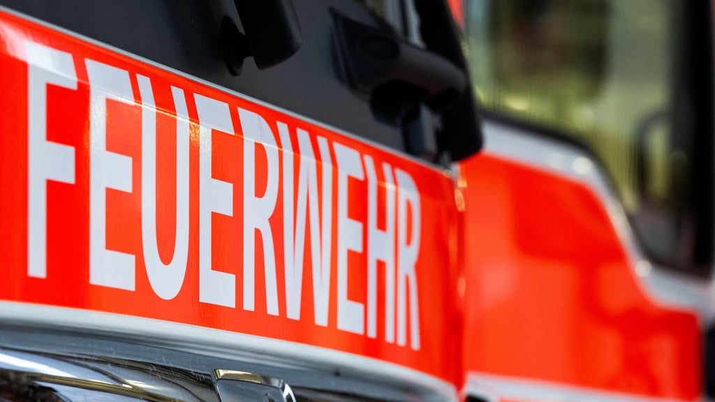 In der Garbsener Straße in Schönebeck brannte am Sonntagmorgen ein Kellerabteil.