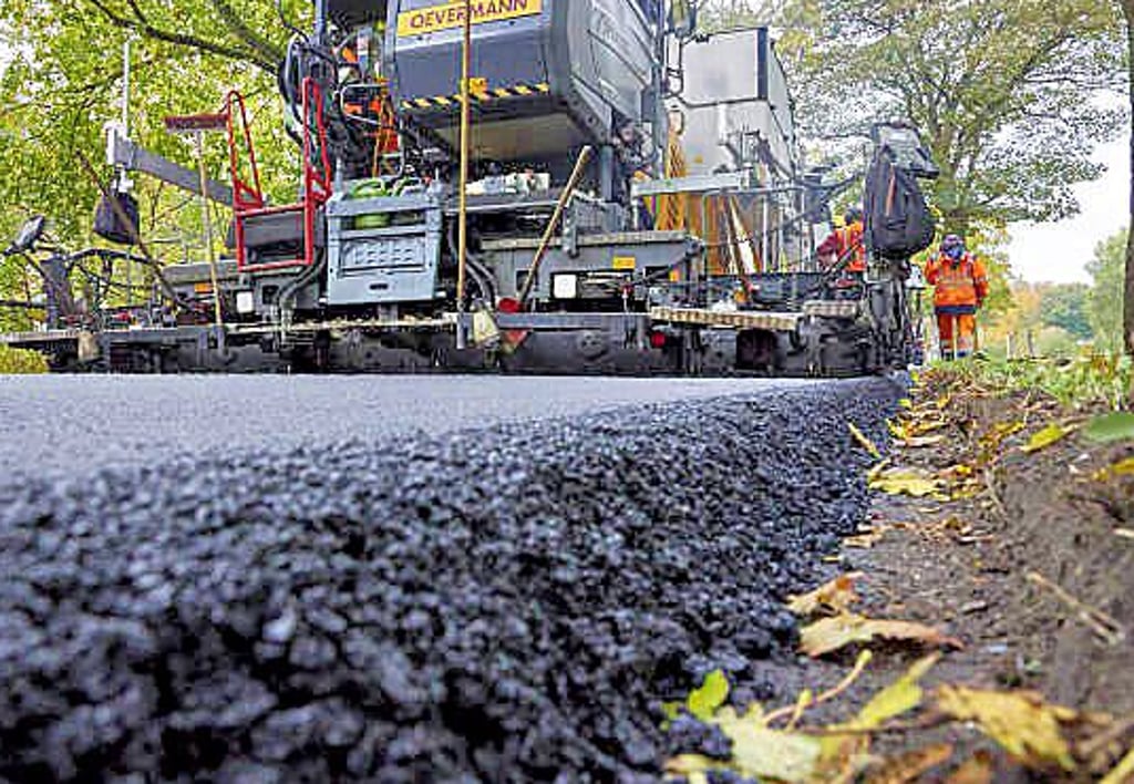 Asphalt wird aufgebracht.