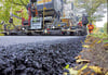 Asphalt wird aufgebracht.