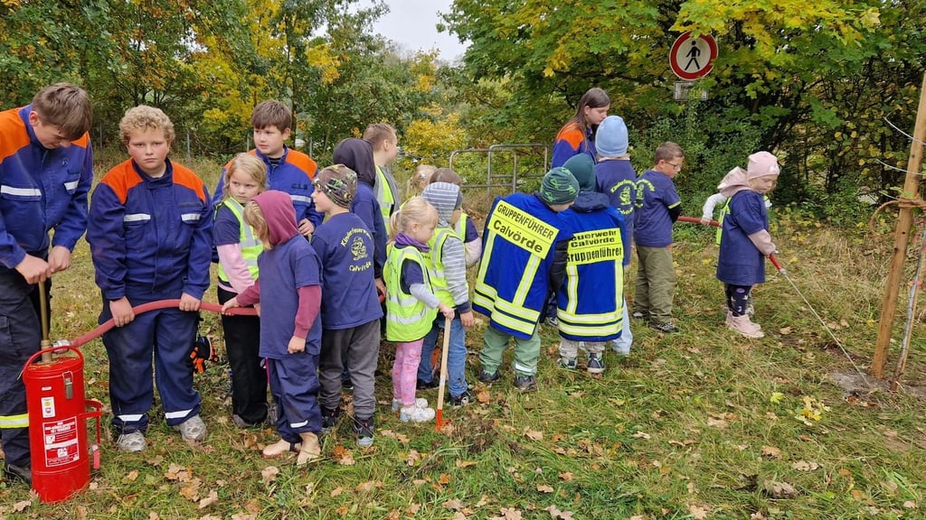 Gemeinsam für die Zukunft: Kinder der Feuerwehr Calvörde pflanzen einen Baum. Es ist ein Eschenblättriger Ahorn als Zeichen für Nachhaltigkeit und Teamgeist.