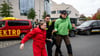 Greenpeace Aktivisten werden vor dem Kanzleramt von der Polizei abgeführt.